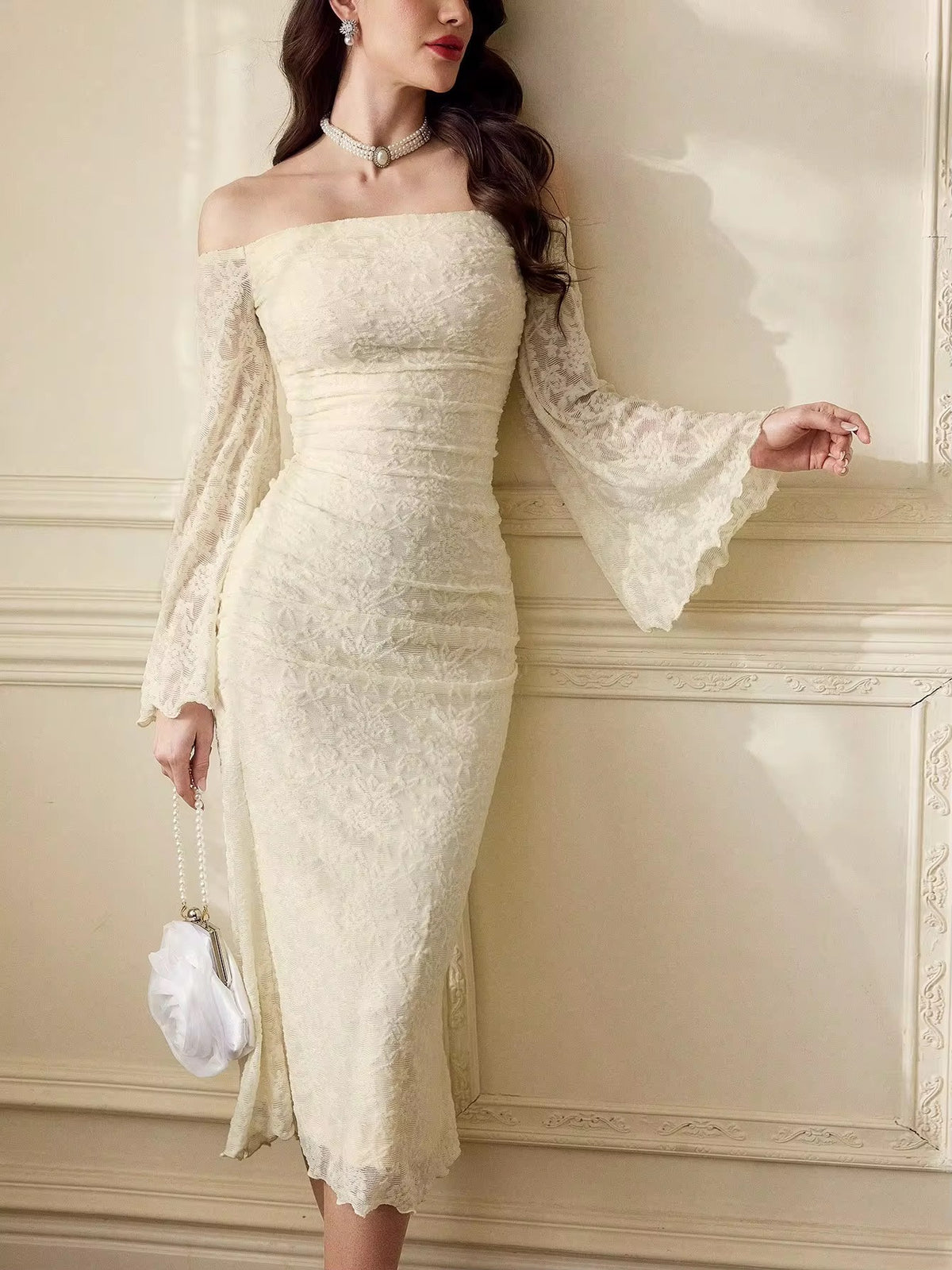 Elegant off-shoulder blondekjole